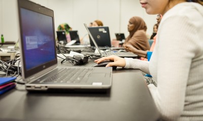 Student uses laptop and mouse 